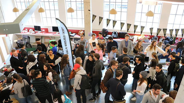 Hult students at a career fair 